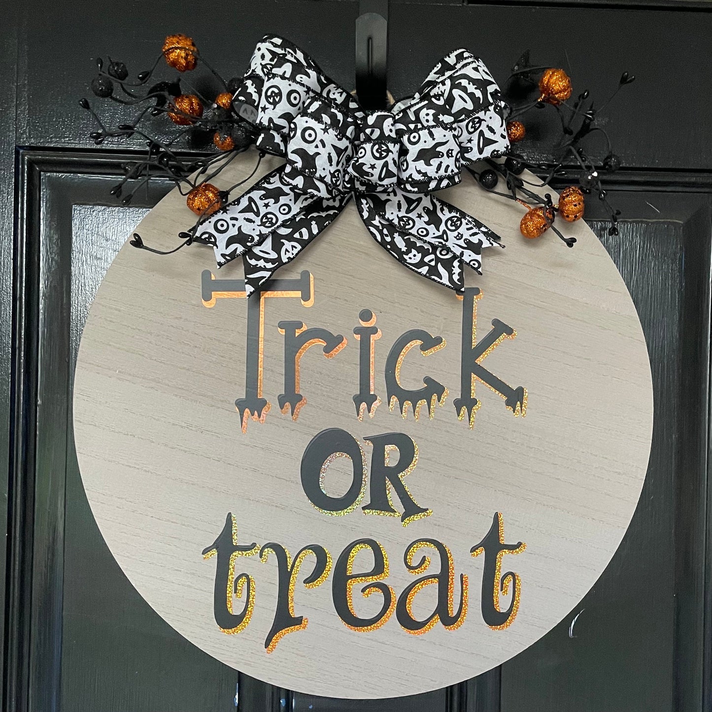 Light up Halloween Door Hanger, Trick Or Treat Door Sign, Light Up Halloween Door Sign, Halloween Wall Decor, Trick Or Treat Wreath