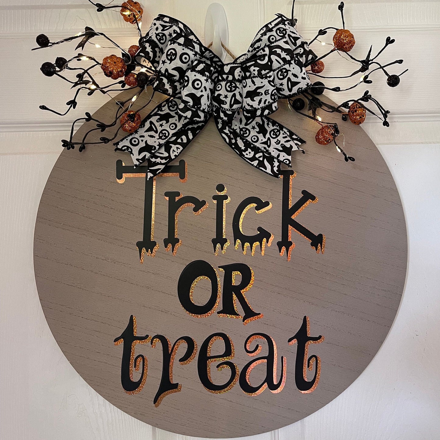 Light up Halloween Door Hanger, Trick Or Treat Door Sign, Light Up Halloween Door Sign, Halloween Wall Decor, Trick Or Treat Wreath